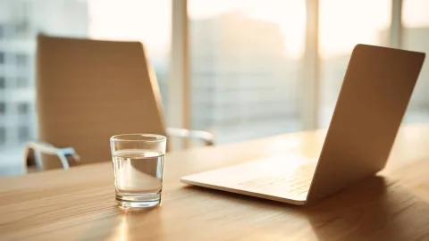Срочный договор беременной продлевают до конца отпуска по беременности и родам, но только по её письменному заявлению со справкой