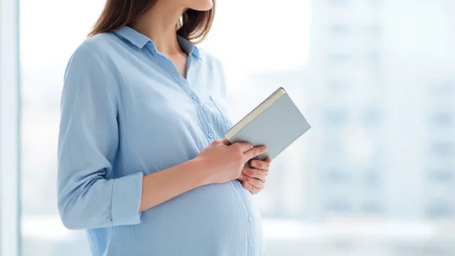 Пособие по беременности и родам в 2026 году — до 955 836 ₽ за 140 дней отпуска